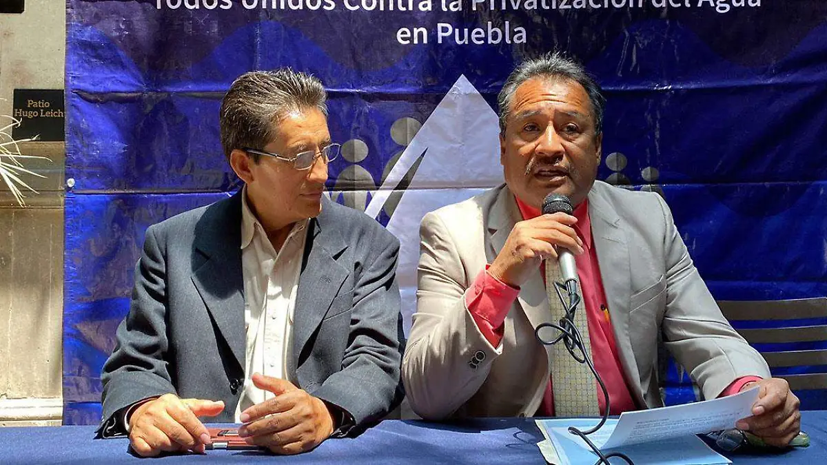 Integrantes de la asociación Todos Unidos contra la Privatización del Agua en Puebla